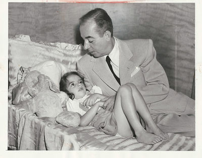 LIZA MINNELLI, VINCENTE MINNELLI ON RMS QUEEN ELIZABETH (1951) Press photo