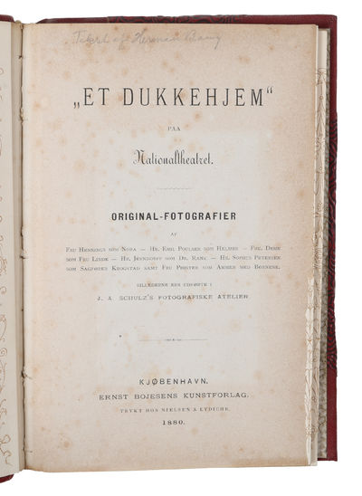 Et dukkehjem paa Nationaltheatret. - [RARE PUBLICATION CONTAINING EIGHT ORIGINAL PHOTOGRAPHS FROM THE FIRST STAGING OF "ET DUKKEHJEM"] (photo 3)