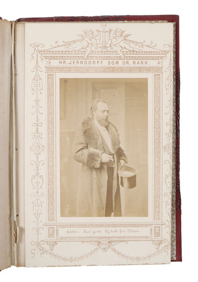 Et dukkehjem paa Nationaltheatret. - [RARE PUBLICATION CONTAINING EIGHT ORIGINAL PHOTOGRAPHS FROM THE FIRST STAGING OF "ET DUKKEHJEM"] (photo 5)