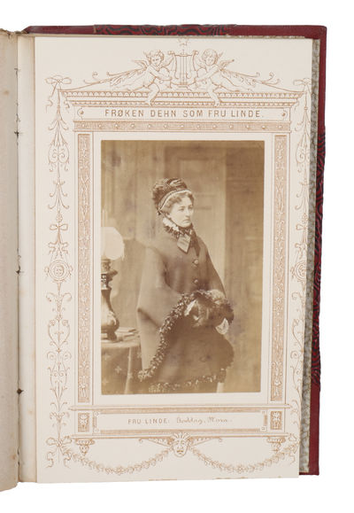 Et dukkehjem paa Nationaltheatret. - [RARE PUBLICATION CONTAINING EIGHT ORIGINAL PHOTOGRAPHS FROM THE FIRST STAGING OF "ET DUKKEHJEM"] (photo 6)