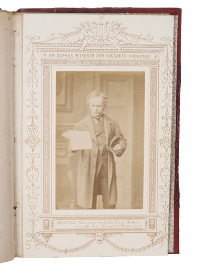 Et dukkehjem paa Nationaltheatret. - [RARE PUBLICATION CONTAINING EIGHT ORIGINAL PHOTOGRAPHS FROM THE FIRST STAGING OF "ET DUKKEHJEM"] (photo 7)