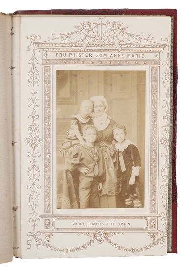 Et dukkehjem paa Nationaltheatret. - [RARE PUBLICATION CONTAINING EIGHT ORIGINAL PHOTOGRAPHS FROM THE FIRST STAGING OF "ET DUKKEHJEM"] (photo 8)