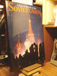 A Day in the Life of the Soviet Union by Smolen, Rick;Cohen, David - 1987