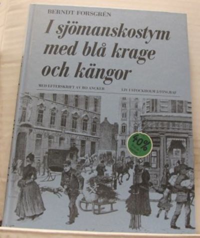 I sjömanskostym med blå krage och kängor.…
