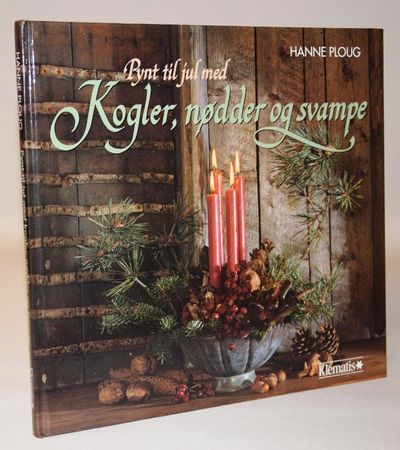 Pynt til jul med kogler, nødder og svampe.