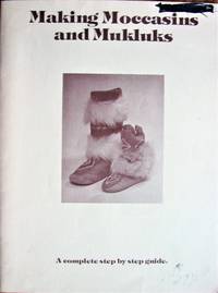 Making Moccasins and Mukluks: A Complete Step By Step Guide by MacPhee, Linda. .WITH FOLD-OUT PATTERN - 1982