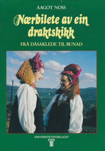 Nærbilete av ein draktskikk. Frå dåsaklede til…