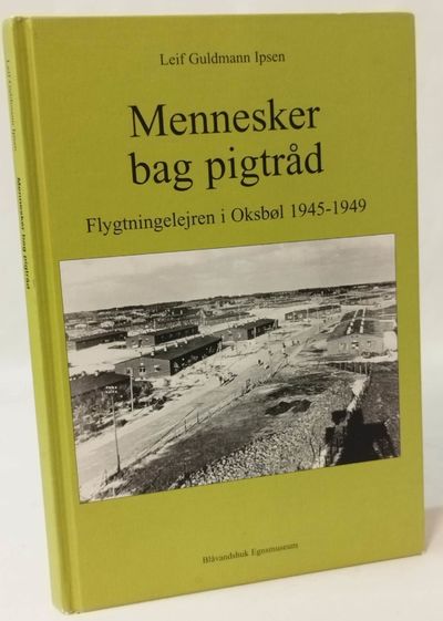 Mennesker bag pigtråd. Flygtningelejren i Oksbøl…