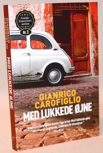 Med lukkede øjne.