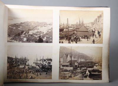 Fint fotoalbum fra Norge ca. 1870. 198 fotografier 13,5 x 18 cm og 1 panorama 14 x 36,5 cm. Alle fotografiene av Knut Knudsen, Bergen. Motivene er fra tatt fra Bergen, Vossevangen, Voss, Lærdal, Valdres, Sundvolden, Kristiania, Panorama Kristiania fra Egeberg, Bolkesjø, vestfjordalen, Tinn, Hardanger, Fjærland, Nordfjord, Hellesylt, Ålesund, Molde, Kristiansund, Trondhjem, Tromsø m.m. Samtidig sort helsjirtingbind med tittel i gulltrykk på forperm. Tverr-folio. 32,5 x 46,5 cm. Ryggen rebacked. (photo 2)
