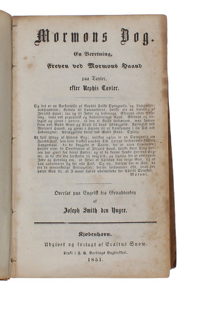 Mormons Bog. [The Book of Mormon] En Beretning, skreven ved Mormons Haand paa Tavler, efter Nephis Tavler. Oversat paa Engelsk fra Grundtexten af Joseph Smith den Yngre. Udgivet og forlagt af Erastus Snow. - [FIRST TRANSLATION INTO ANY LANGUAGE OF THE BOOK OF MORMON] (photo 2)