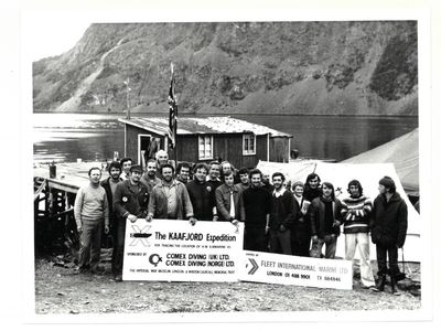 Beskrivelse : “The Kaafjord Expedition - Formed for tracing the location of H. M. Submarine X5 and recovery of historical war material from locations in Northern Norway. Expedition Director : Peter J. Corrnish”. (photo 3)