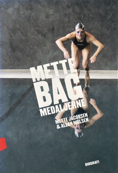 Mette bag medaljerne