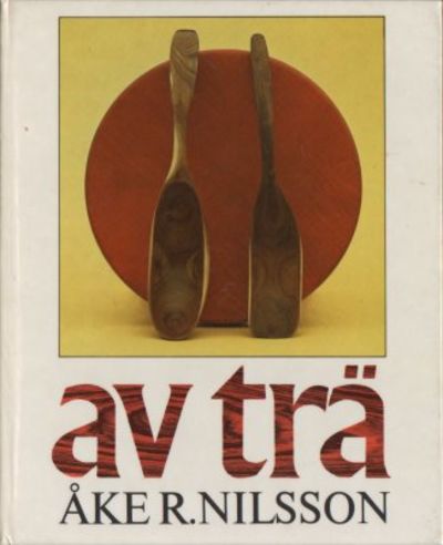 Av trä.