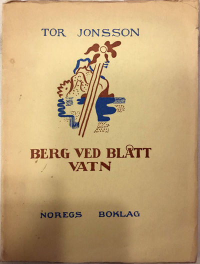 Berg ved blått vatn.