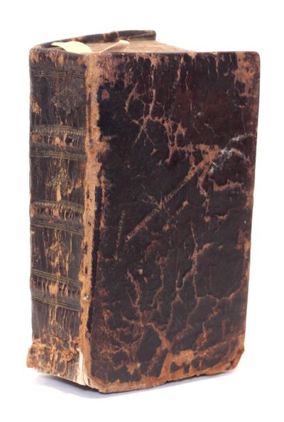 Compendium Cosmographicum, et Chronologicum. Det er: En kort Beskriffvelse ofver den gandske Verden/ Soel oc Maane/ sampt de andre Planeter oc Stierner/ deris Beveglse oc Løb/ de fire Elementer oc hvis der udi befattis/ Jorden med sine mange Kongeriger, Lande oc fornemmeste Stæder. Dissligeste: Om Søen og Søfarten/ sampt Solens oc Stiernernis Declination/ med andre Vidskaber der til tienlige. Saa oc: En liden Chronologia om meget aff det fornemmeste som i Verden sig haffver tildraget. (photo 2)