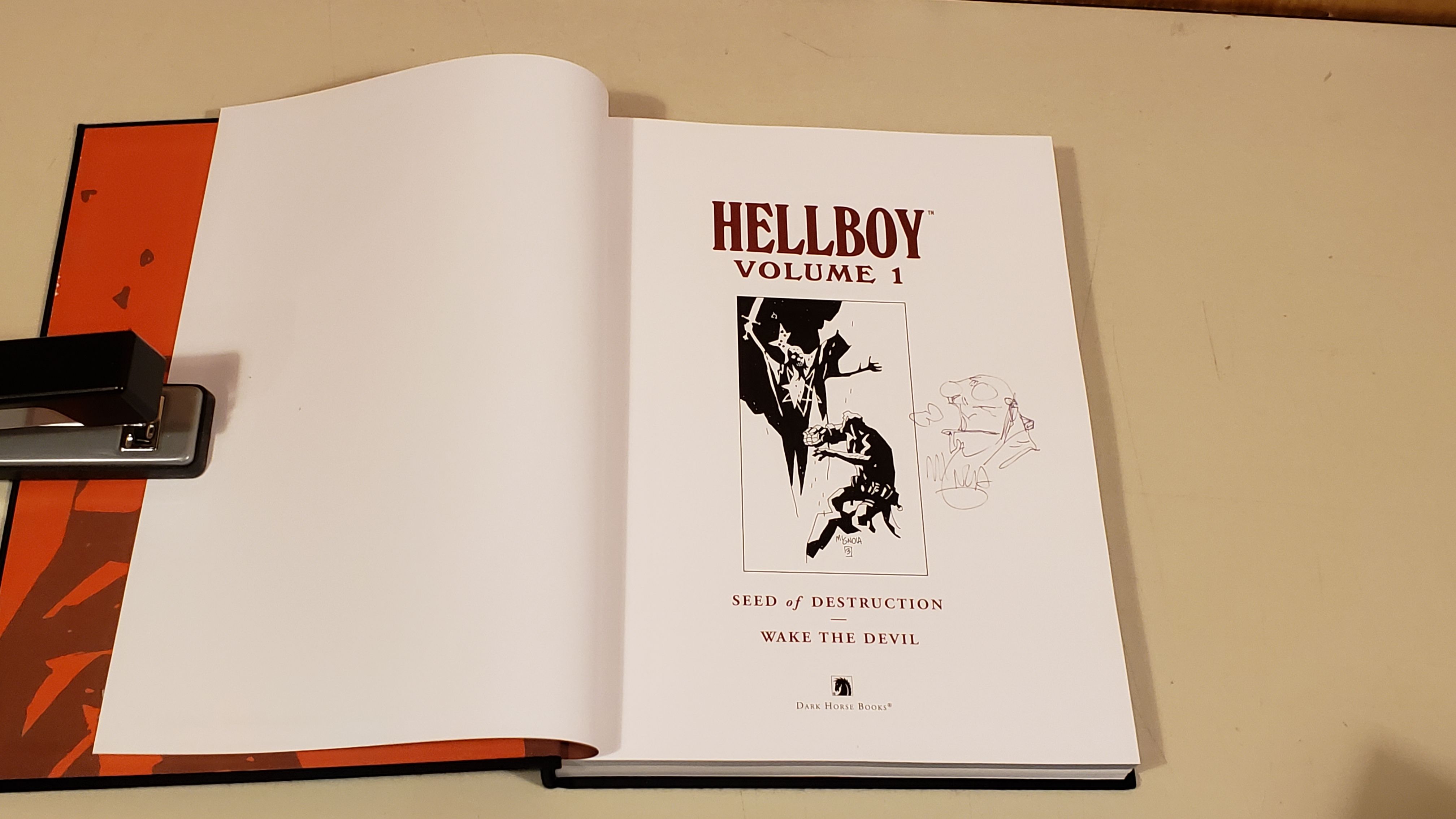 HELLBOY LIBRARY EDITION VOLUME 1 & 2 セット HELLBOY LIBRARY EDITION VOL #1 HARDCOVER Seed & Wake Devil