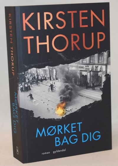 Mørket bag dig.