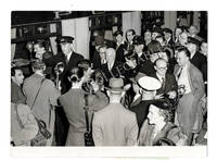 Charlie Chaplin Arriives at Waterloo Station London Press Photograph Tuesday September 23rd 1952 de Charlie Chaplin - 1952