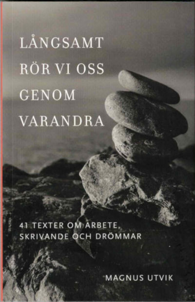 LÅNGSAMT RÖR VI OSS GENOM VARANDRA. 41 texter om…