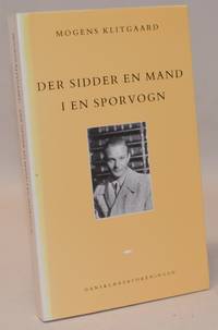 Der sidder en mand i en sporvogn.