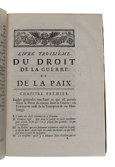 Le Droit de la Guerre et de la Paix. Divisé en trois livres, Où il explique le Droit de la Nature, le droit des Gens, & les principaux Points du Droit public, ou qui concerne le gouvernement public d'un Etat. Traduit  du Latin en Francois, par Monsie... - [THE FOUNDATION OF INTERNATIONAL LAW] (photo 6)