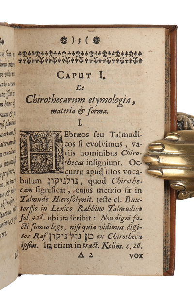 Disquisitio de chirothecarum usu & abusu, in qua Varii ritus, varia jura, & symbola illarum fuse exhibentur, Lectu jucundissima & in bonum publicum edita. (photo 3)