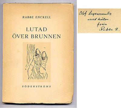 Lutad över brunnen.