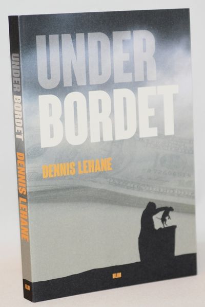 Under bordet.
