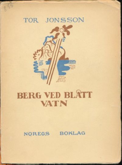 Berg ved blått vatn