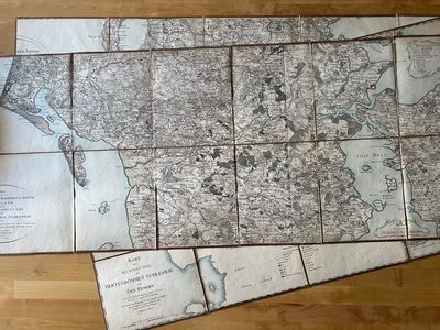Tre karter i stort format som viser Slesvig. Kartet fra 1825 har tittelen : Kort over den sydlige Deel af Hertugdömmet Schleswig samt Öen Femern. Construeret af Landinspecteur, Ridder C. Wessel. Reduceret og tegnet af H. C. Klingsey efter de af det Kongelige Videnskabernes Selskab foranstaltede trigonometriske og geographiske Opmaalinger. Udgivet 1825. (photo 2)