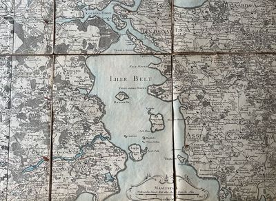 Tre karter i stort format som viser Slesvig. Kartet fra 1825 har tittelen : Kort over den sydlige Deel af Hertugdömmet Schleswig samt Öen Femern. Construeret af Landinspecteur, Ridder C. Wessel. Reduceret og tegnet af H. C. Klingsey efter de af det Kongelige Videnskabernes Selskab foranstaltede trigonometriske og geographiske Opmaalinger. Udgivet 1825. (photo 3)