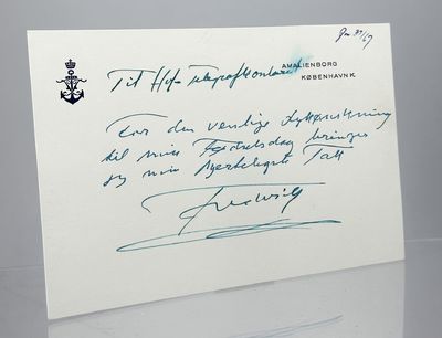 Håndskrevet kort med navnetræk.
