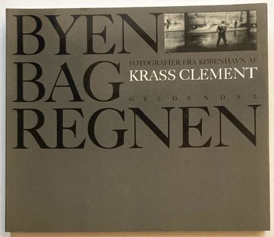 Byen bag regnen.