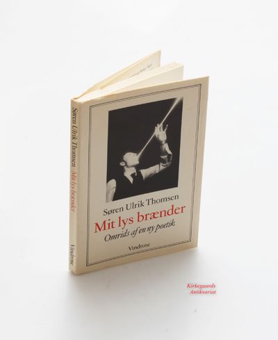 Mit lys brænder - omrids af en ny poetik. Første…