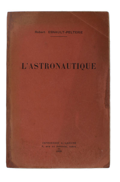 L'astronautique + L'exploration par fusées de la très haute atmosphère et la possibilité des voyages interplanétaires. Conférence faite à l'Assemblée générale de la Société Astronomique de France le 8 Juin 1927. - [FIRST TEXTBOOK ON ROCKETRY - PRESENTATION-COPY] (photo 4)