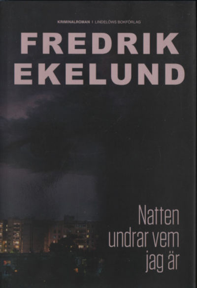 NATTEN UNDRAR VEM JAG ÄR.