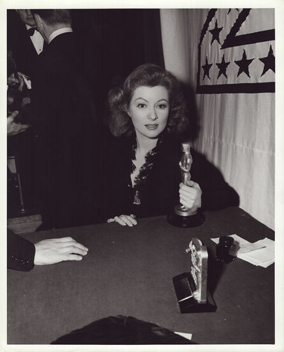 GREER GARSON HOLDS HER PLASTER ACADEMY AWARD (1943) Photo