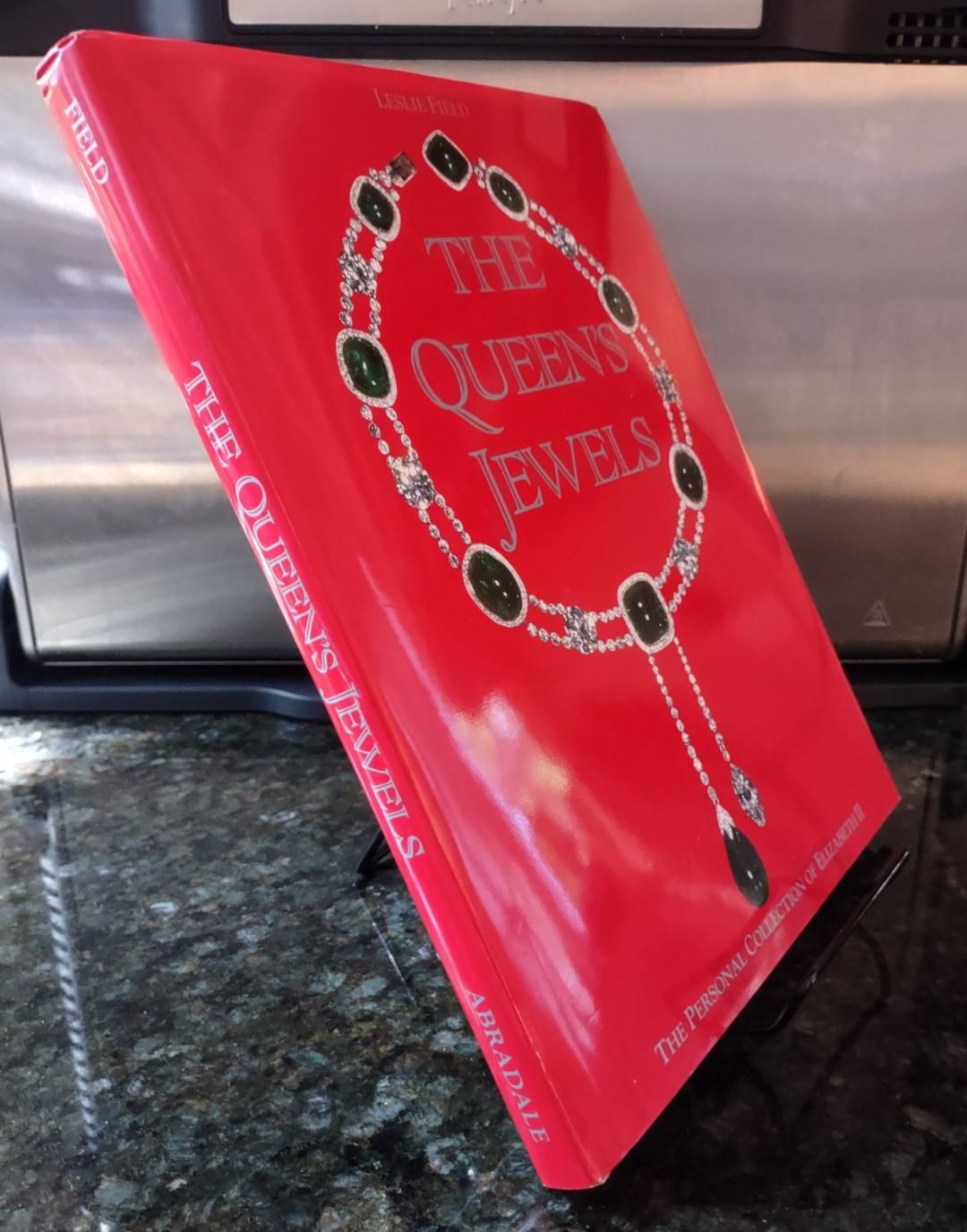The Queen's Jewels by Leslie Field | Clothbound Hardcover | 2002