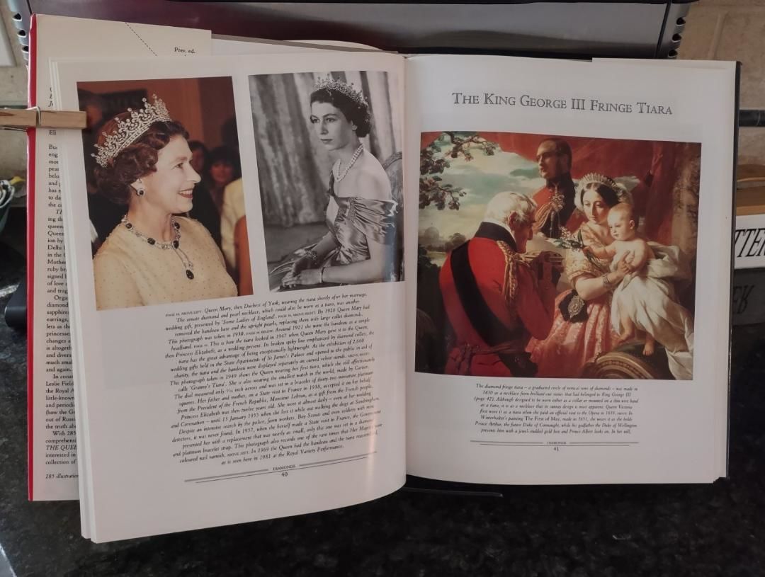 The Queen's Jewels by Leslie Field | Clothbound Hardcover | 2002
