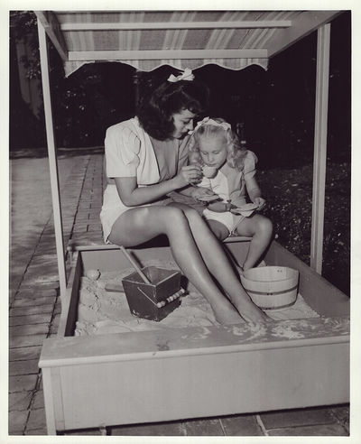 JOAN CRAWFORD AT PLAY WITH DAUGHTER CHRISTINA (1941) Photo