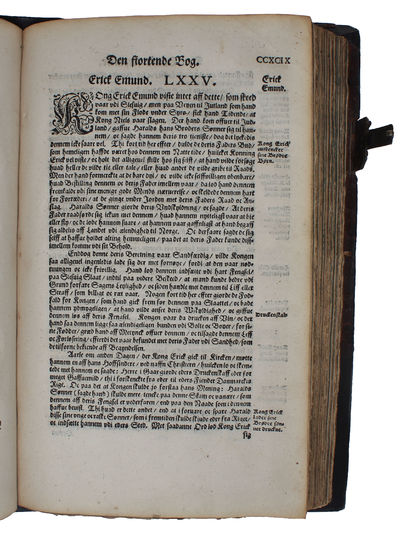 Den Danske Krønike som Saxo Grammaticus skreff, Halffierde hundrede Aar forleden. Først Aff Latinen udsæt, flittelige offuerseet oc forbedret, Aar MDLXXV. Aff Anders Søffrenssøn Vedel. Oc nu, effter Kongelig Mayestats Privilegium i 10. Aar icke maa ef... (photo 3)