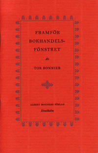 Framför bokhandelsfönstret. Tal hållet vid…