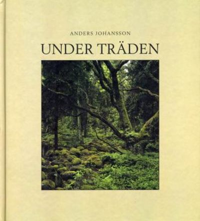 Under träden.