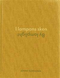 I lampans sken. By lamplight.