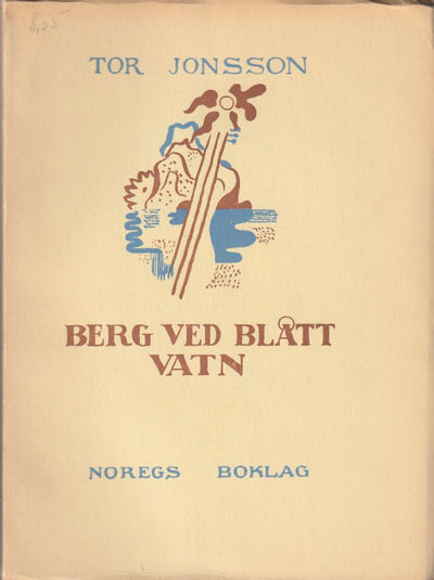 Berg ved blått vatn.