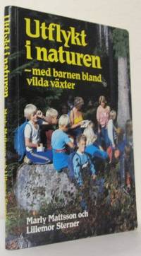 Utflykt i naturen. -med barnen bland vilda växter.