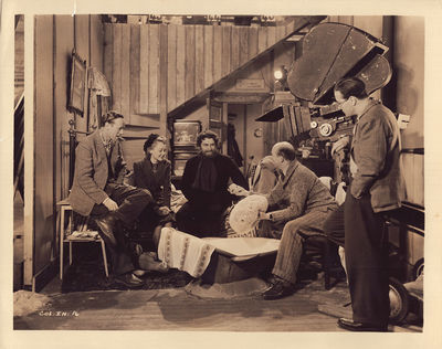 MICHAEL POWELL DIRECTING LESLIE HOWARD, GLYNIS JOHNS, LAURENCE OLIVIER | 49TH PARALLEL [US title: THE INVADERS] (1941) Photo