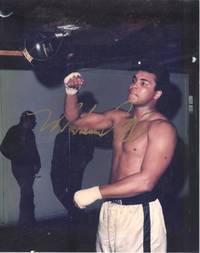 Fine vintage coloured photo signed in gold ink (Muhammed, 1942-2016, American Boxer, Heavyweight...