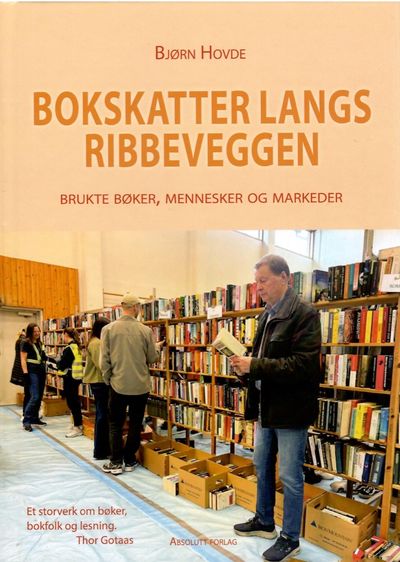 Bokskatter langs ribbeveggen. Brukte bøker,…